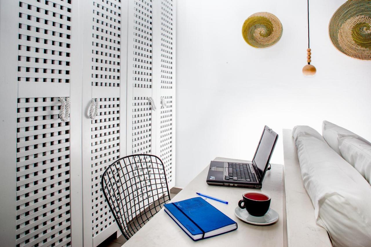 Amity Suites - Adults Only Fira  Exteriör bild